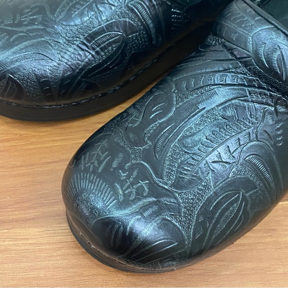 DANSKO 906020202 Professional Clog Black Tooled Leather Clogs Size 39 8.5-9US - Picture 3 of 16